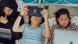 الطفل الرقمي: جدلية التنشئة والقيم بين الأسرة والمنصة