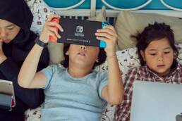 الطفل الرقمي: جدلية التنشئة والقيم بين الأسرة والمنصة